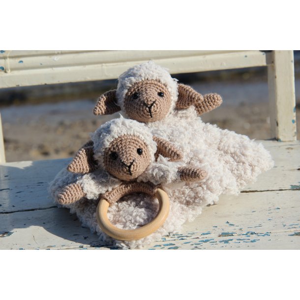 Chanel with blanket &amp; ring - FR