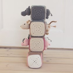 Stacking cubes with animals - UK