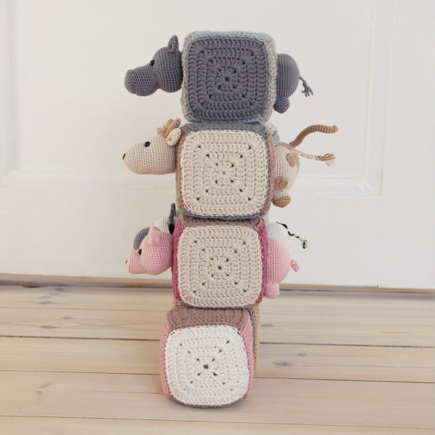 Stacking cubes with animals - UK