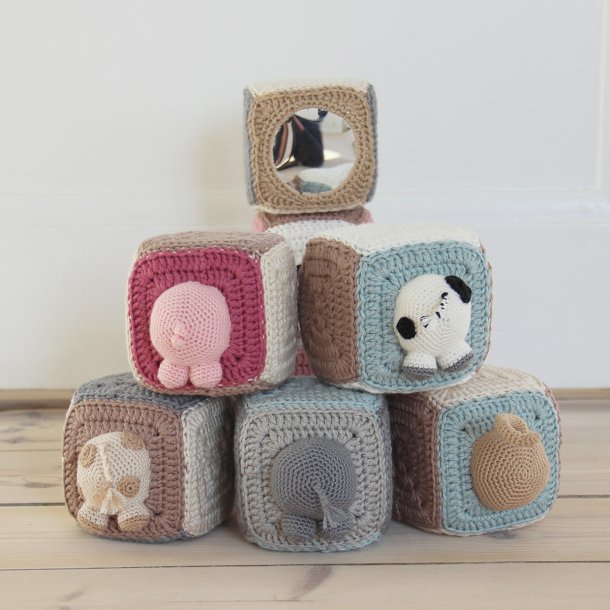 Stacking cubes with animals - UK